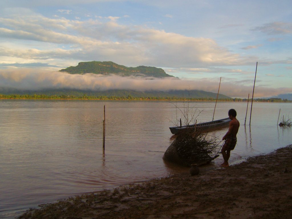 A boat and a figure at the river’s edge on Don Daeng.